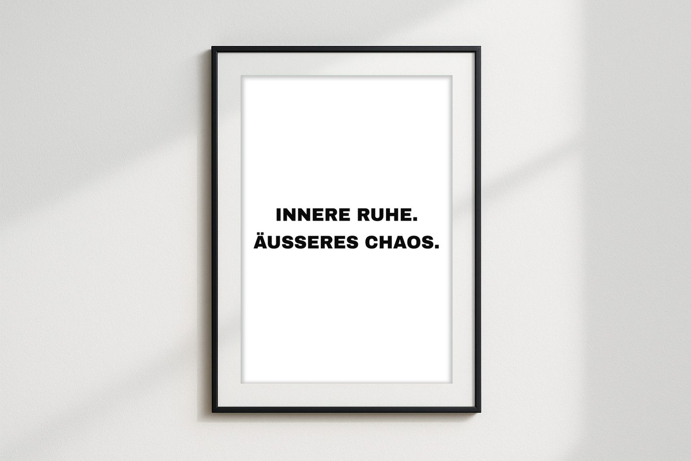 Poster „Innere Ruhe. Äußeres Chaos.“ im Raum