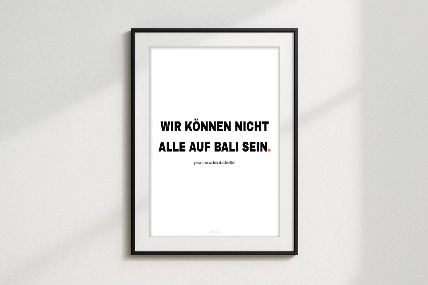Poster „Wir können nicht alle auf Bali sein. Jemand muss hier durchhalten.“ im Raum