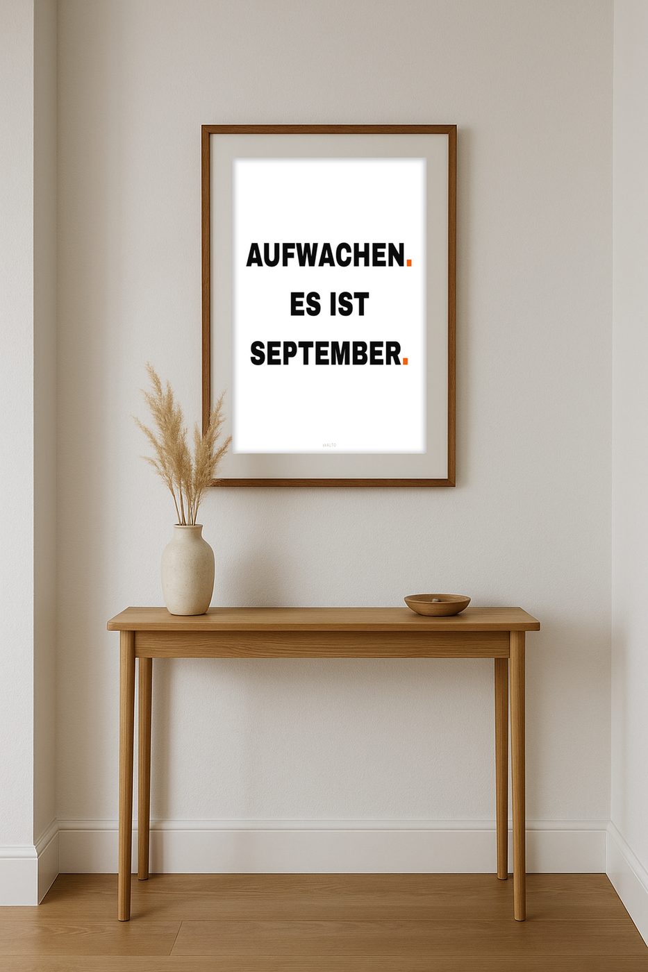 Poster „Aufwachen. Es ist September.“ im Raum